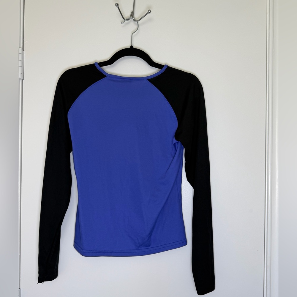 The North Face made in the USA Long Sleeve V-Neck Women’s Size Medium - Picture 2 of 6